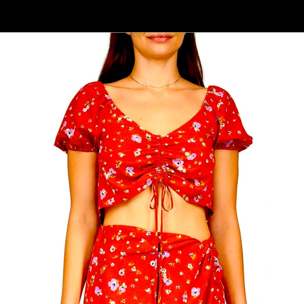 Sanctuary drawing closer floral print textured woven V-neck cropped top